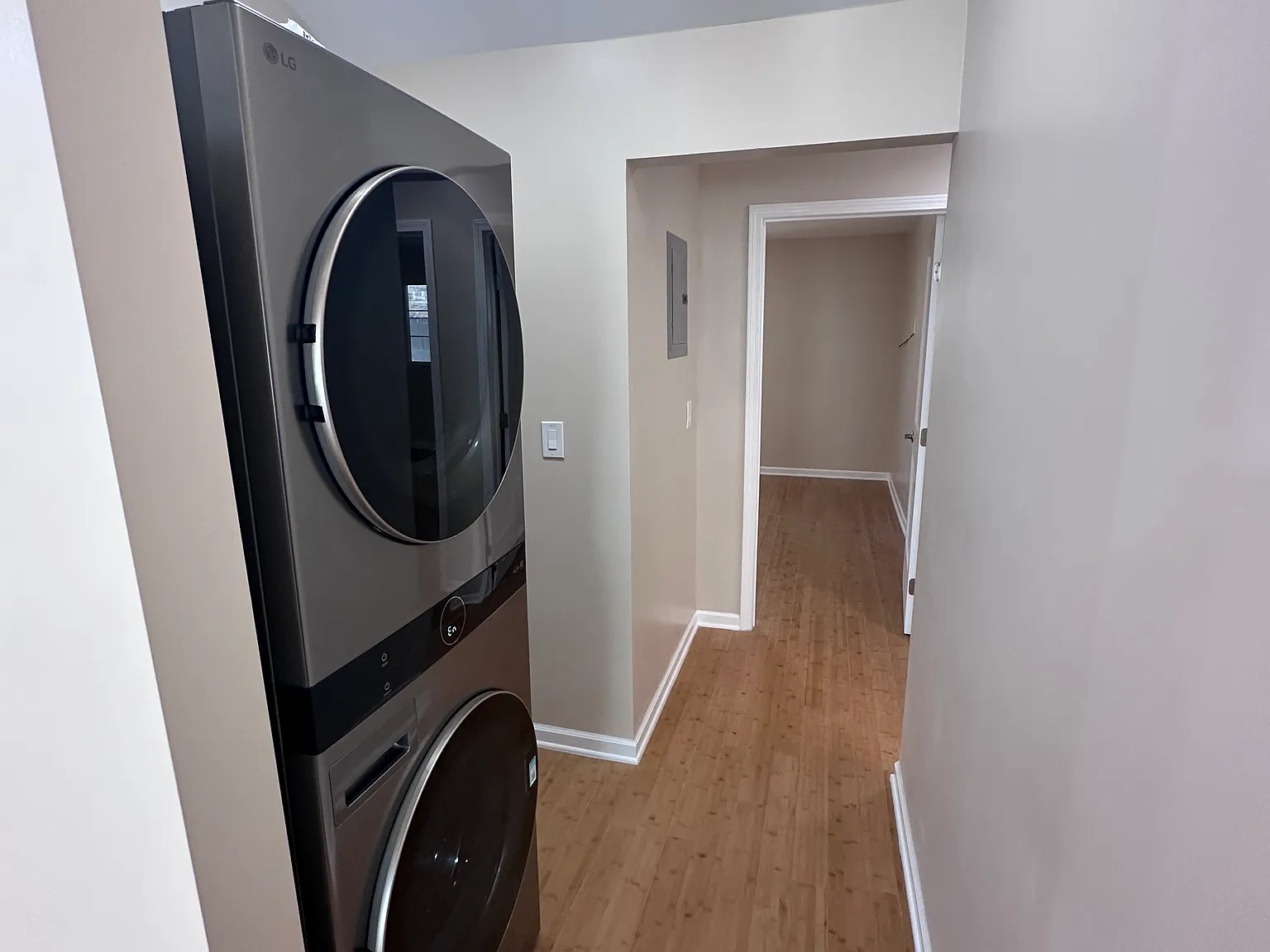 6958 Noble Ave — Photo 4