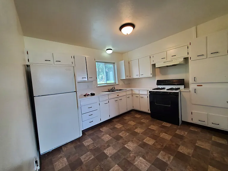 467 W Pacific St #6 — Photo 3