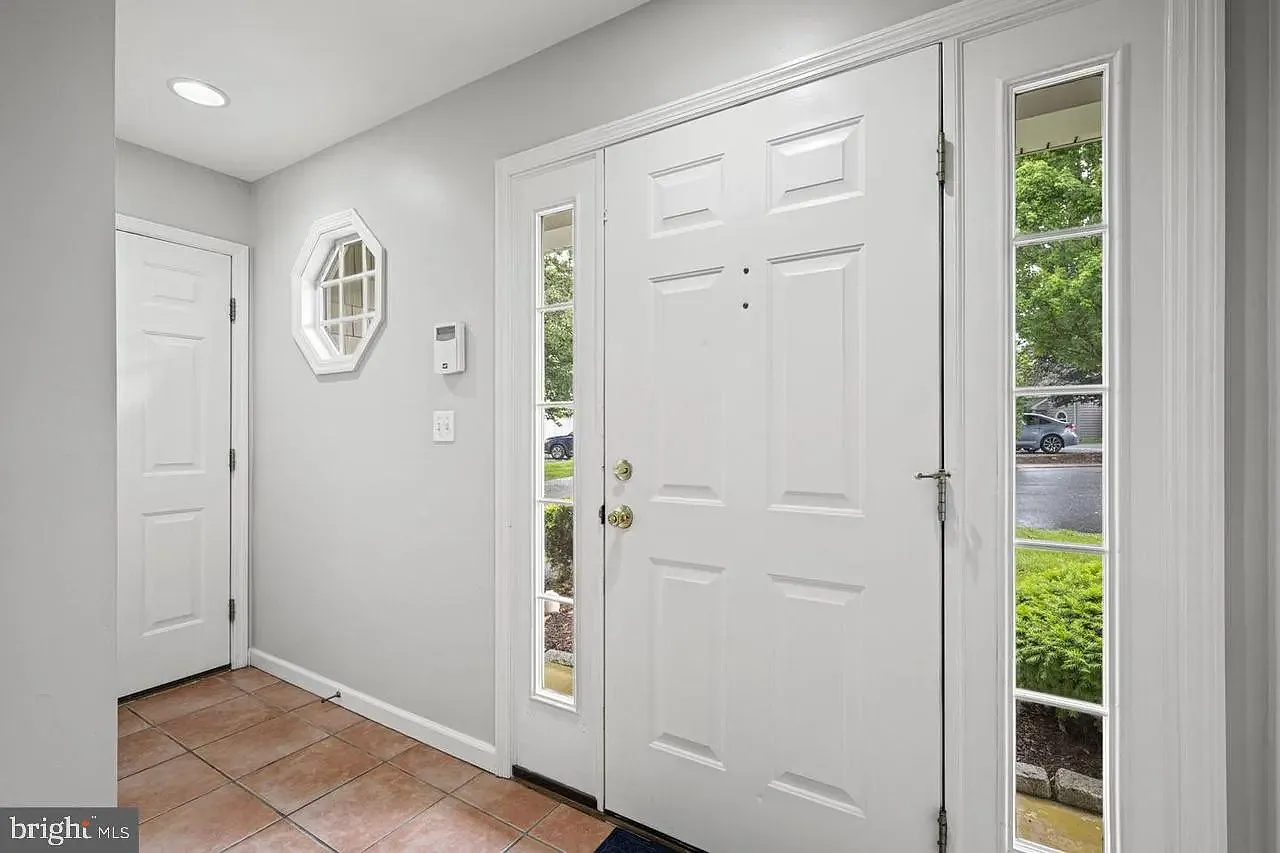 3 bed, 1.5 bath, 1690 sqft, $2,600 — Photo 3