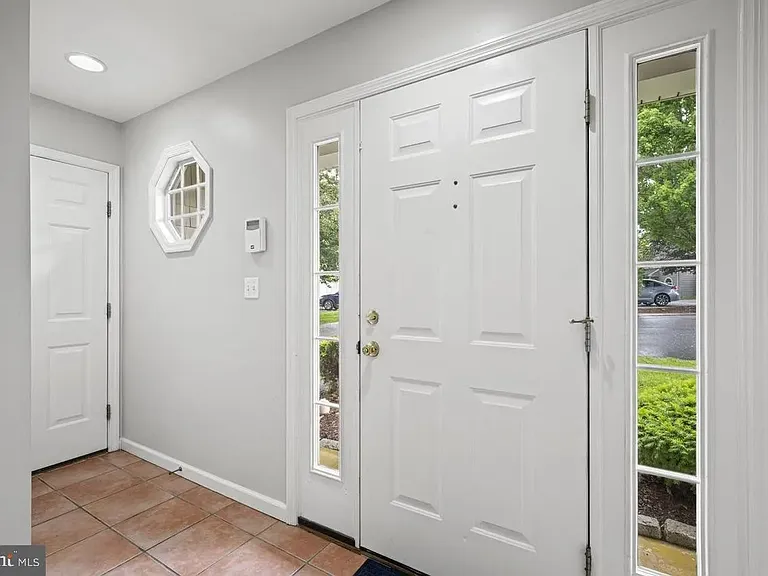 262 Crescent Dr — Photo 3