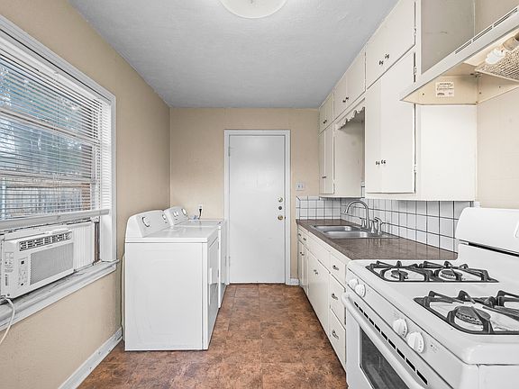 4th image of 2431 27th St #B