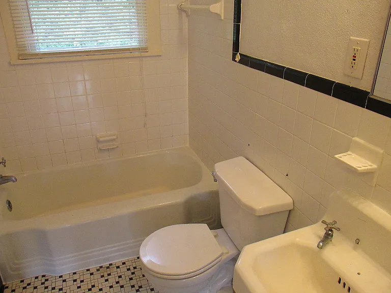 3912 W Gadsden St — Photo 8