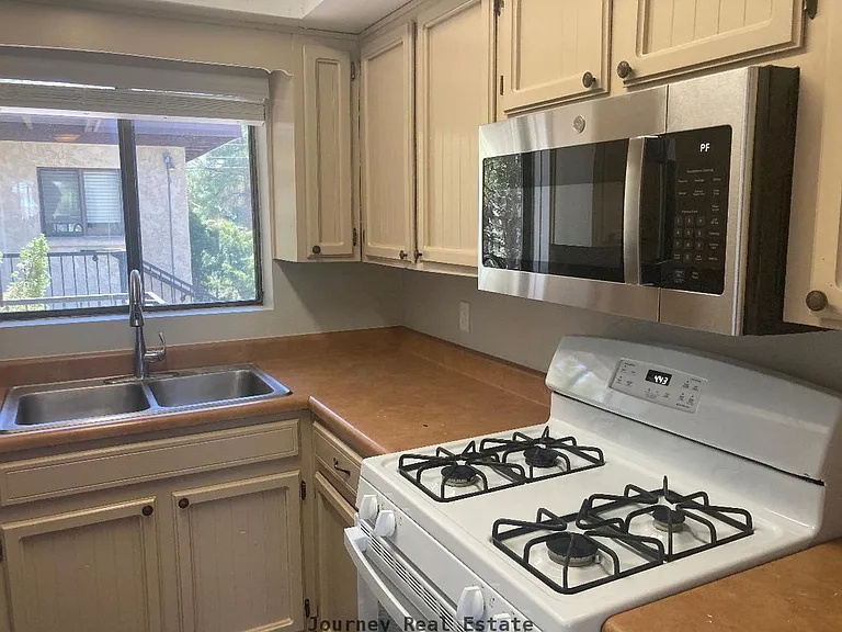 312 Bridge St — Photo 10