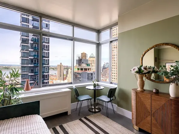 271 West 47th Street image 1 of 21