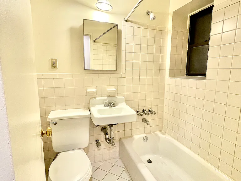 316 E 34th St #1C — Photo 6