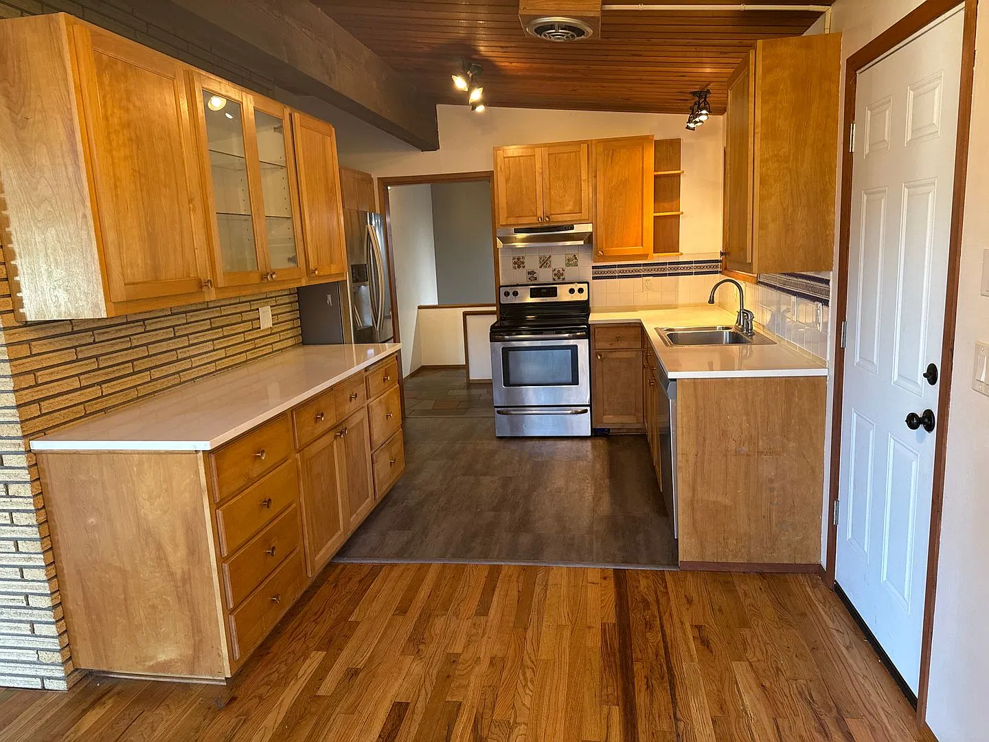 No October Rent! Huge 5 Bedroom 2 1/2 Bath Nestled In Nature, Close To Everyday Amenities — Photo 4