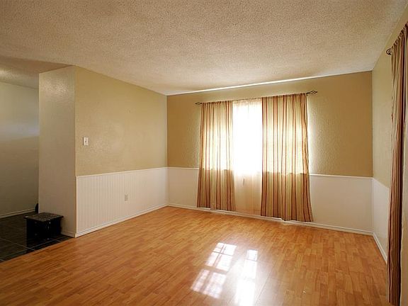 3rd image of 2403 Cambridge Dr