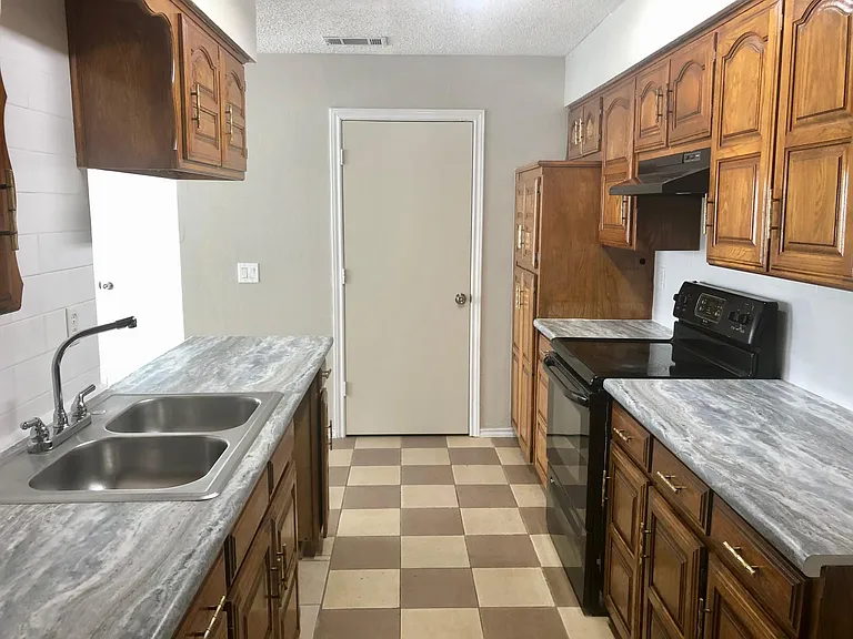 1405 Scott Ct — Photo 7