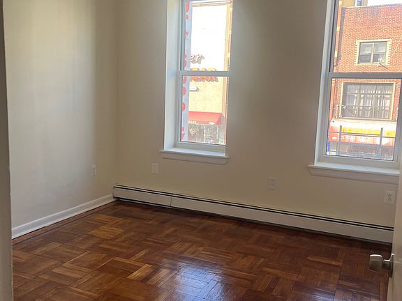 5th image of 72 Graham Ave Floor 3