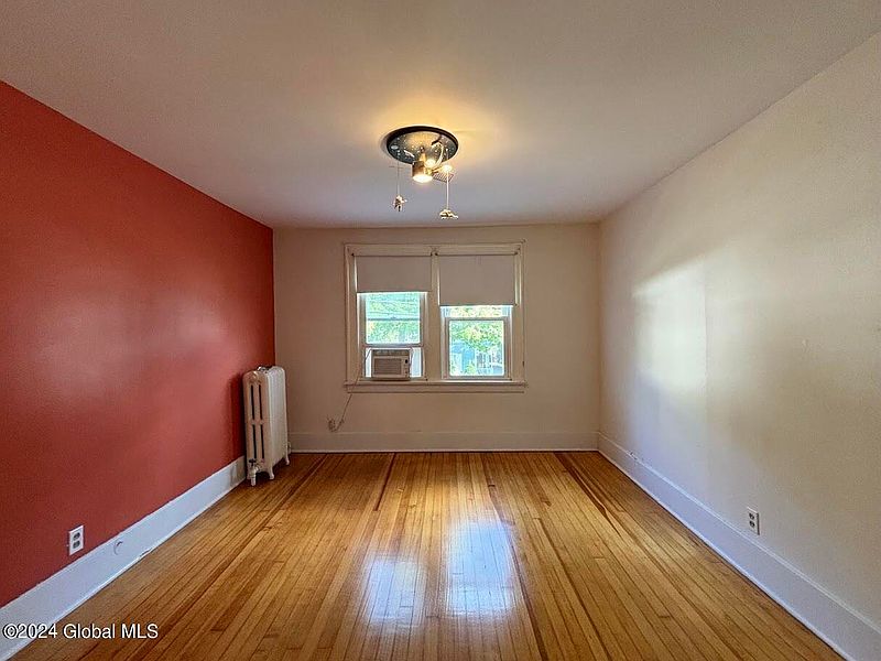 4th image of 24 Willow Street