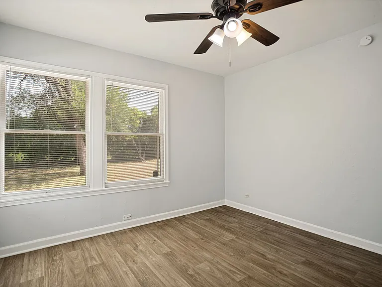 2514 Waverly Ave — Photo 19