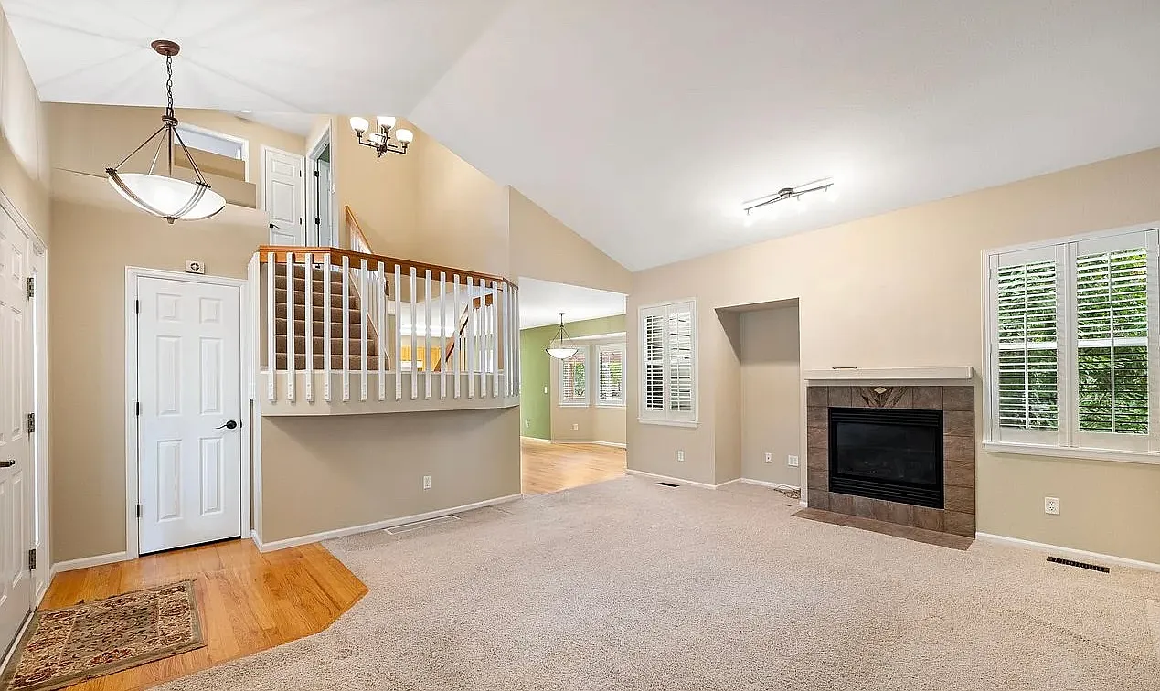 3 bed, 2304 sqft, $2,600 — Photo 2