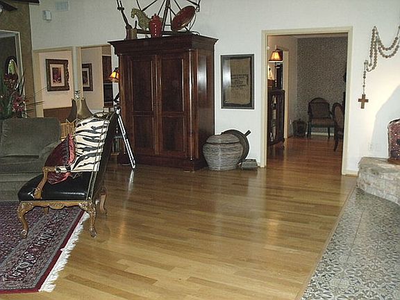 3rd image of 300 Meadowlakes Dr