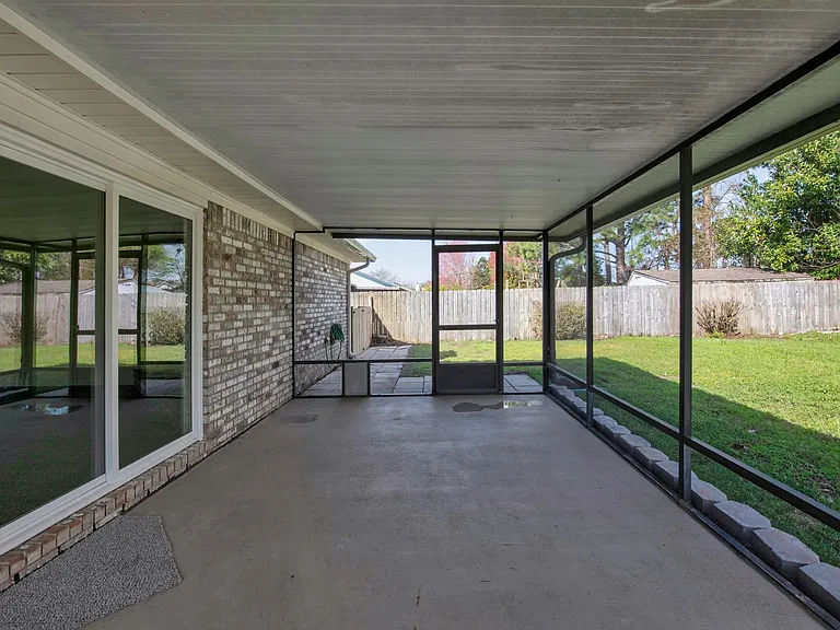 9568 Brentwood Blvd — Photo 33