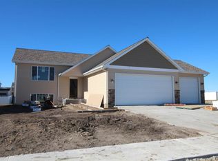 41 Mulberry Loop, Minot, ND 58703