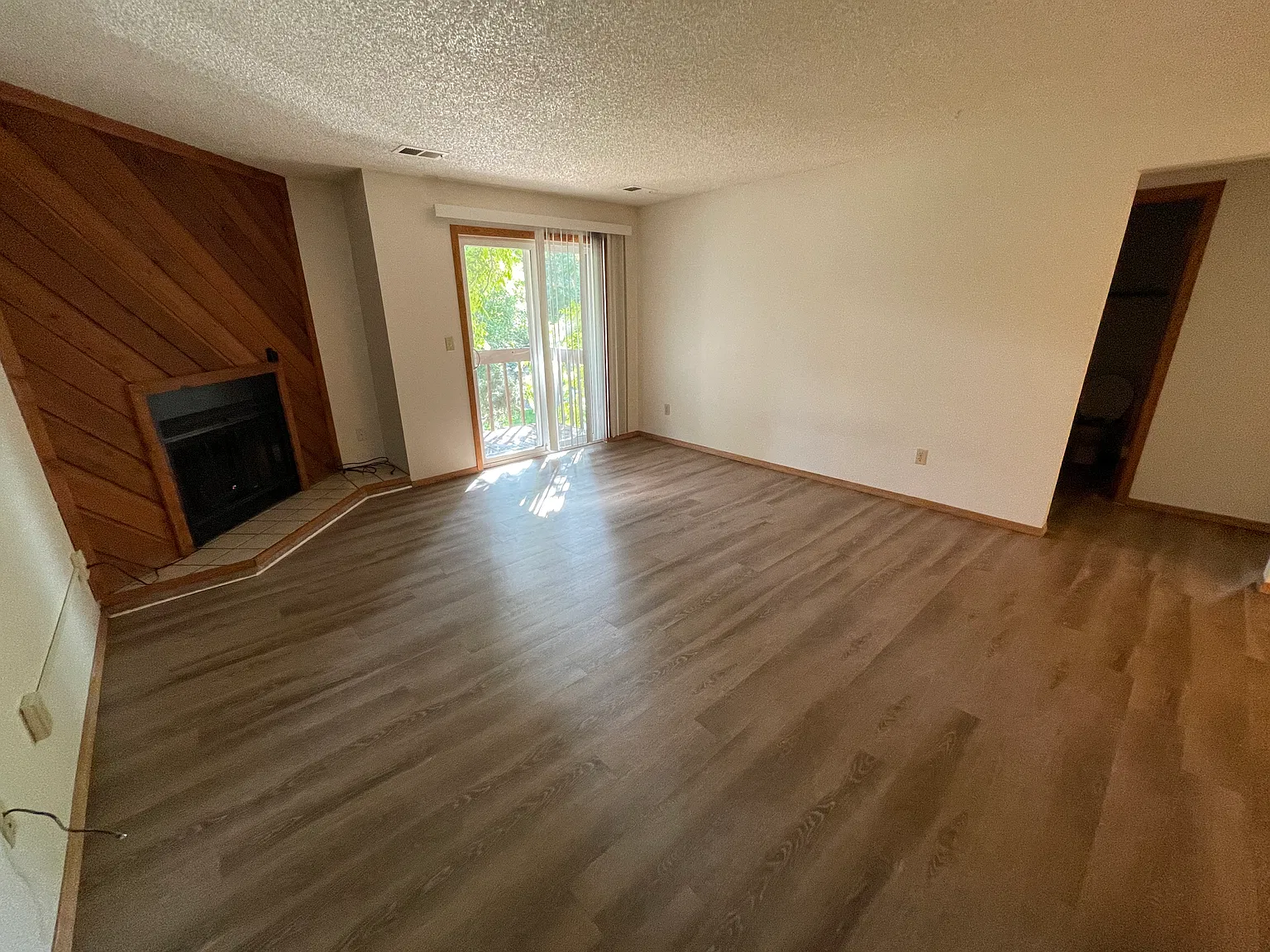 2 bed, 872 sqft, $1,595 — Photo 2