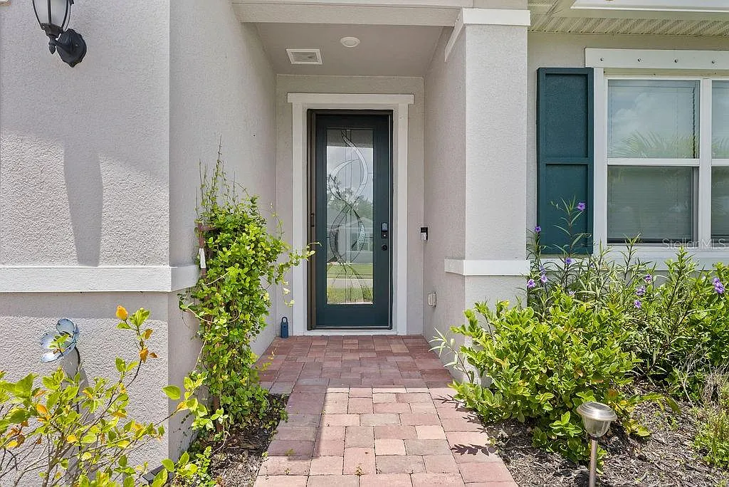 5 bed, 3.0 bath, 2328 sqft, $3,900 — Photo 4