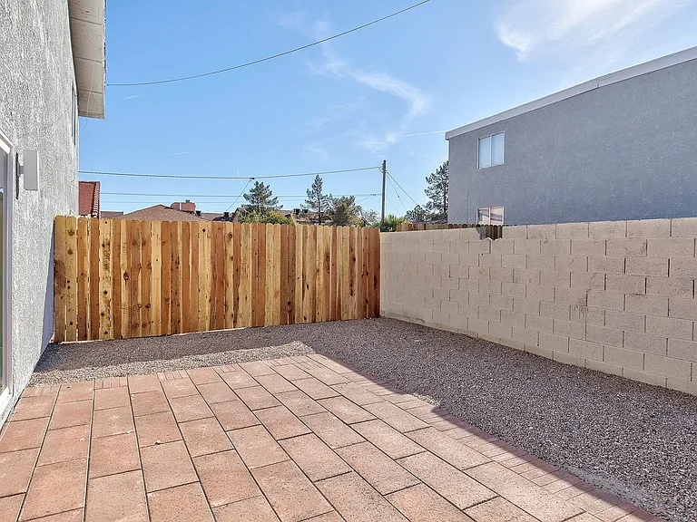 471 Jefferson Blvd — Photo 16