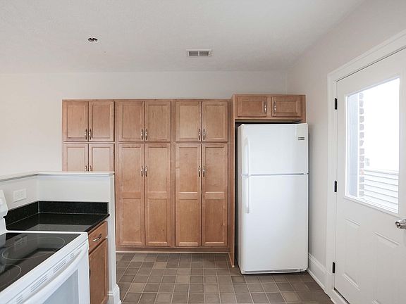 3rd image of 15104 Detroit Ave APT 2