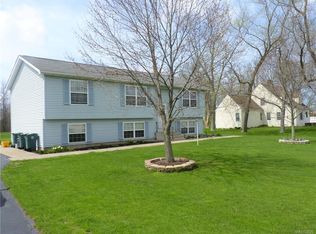 6926 Maple Dr, North Tonawanda, NY 14120