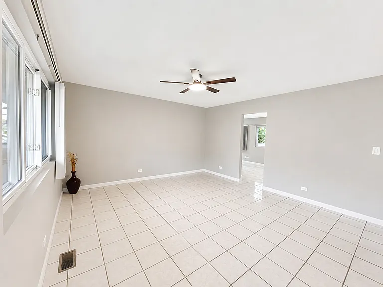 6847 Hawthorne Ln — Photo 4
