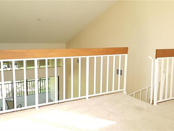 3rd image of 102 Lindsay Ln