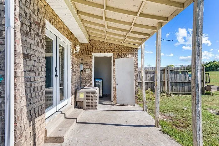 743 McPherson Dr — Photo 23