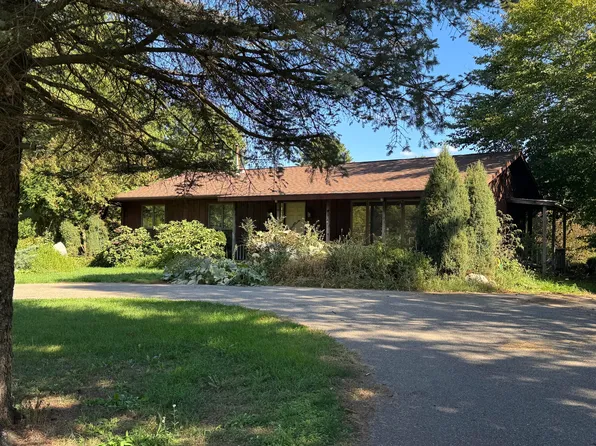 50739 Pleasant St, Dowagiac, MI 49047