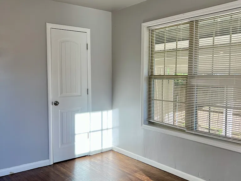 107 N Gillette Ave — Photo 14