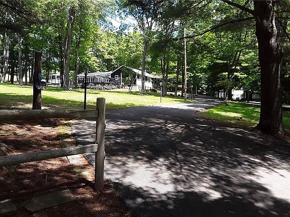 2nd image of 10 W Delaware Pl