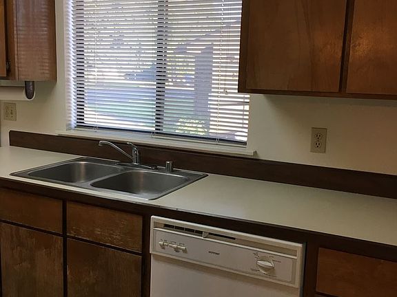 4th image of 254 NE Birch Ave APT D