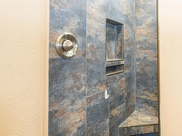 1813 E Ellis Dr — Photo 35