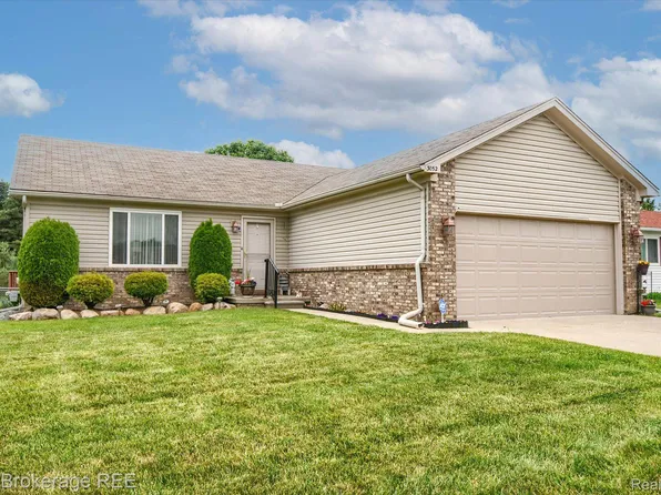 3052 Wild Orchid Ln, Burton, MI 48519