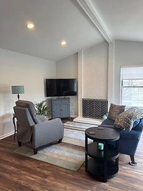 2 bed, 2.0 bath, 1450 sqft, $2,400 — Photo 2
