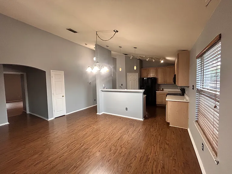 Kitchen and breakfast area