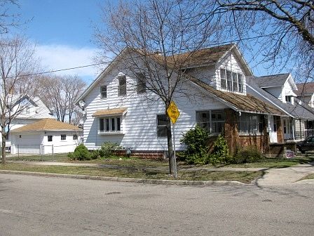 Large 4 Bedroom 2 Stall Garage