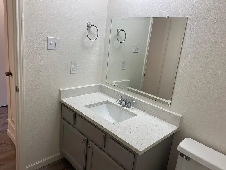219 Meadow Ct #B — Photo 6
