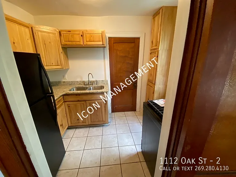1112 Oak St #2 — Photo 6