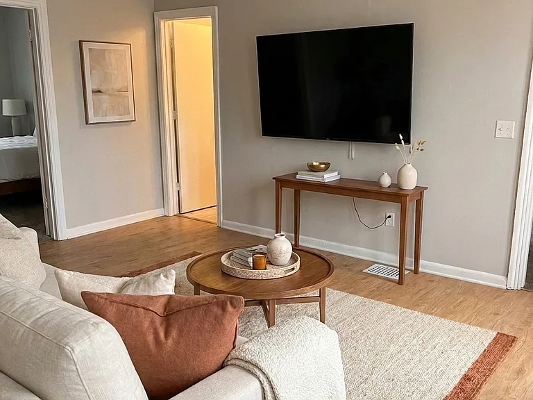 243 Niagara St #2 — Photo 3