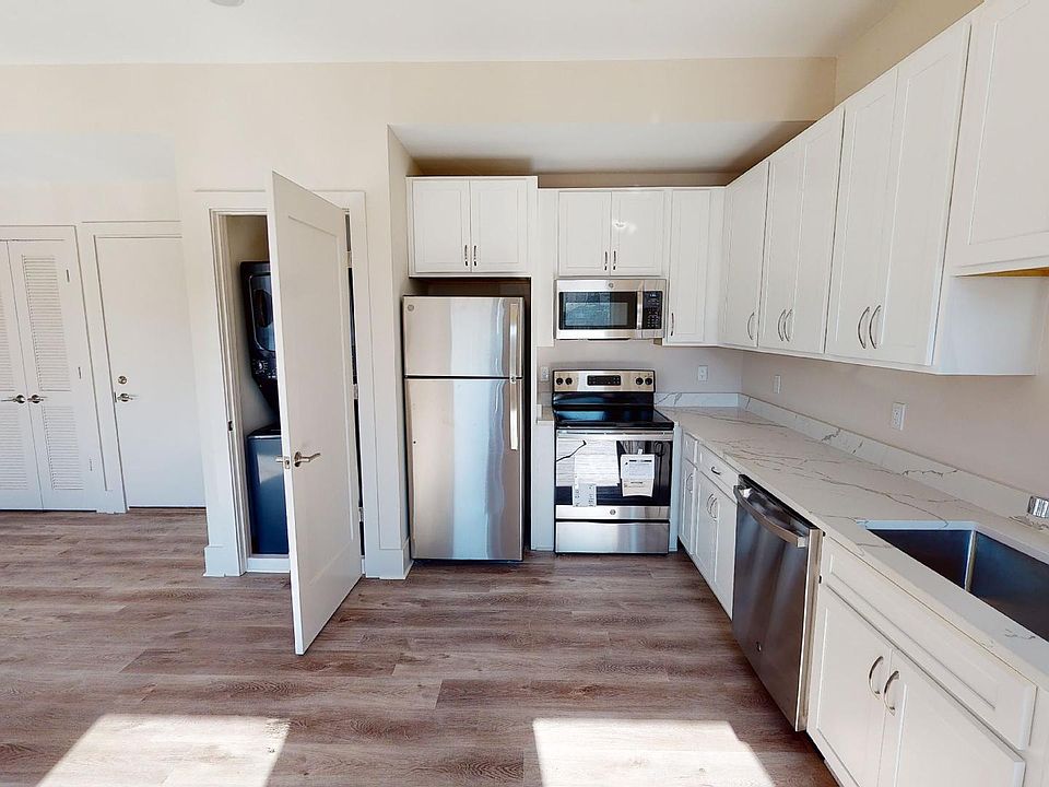 1st image of 917 Sheridan St NW Unit 204