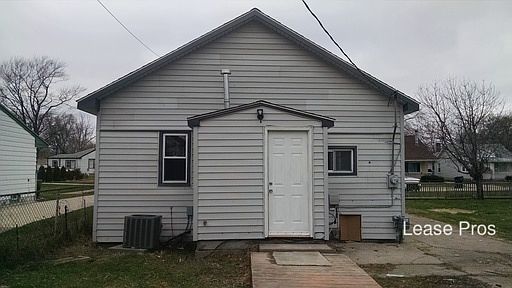 3rd image of 17602 Woodland St