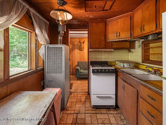6th image of 404 Posson Hill Road