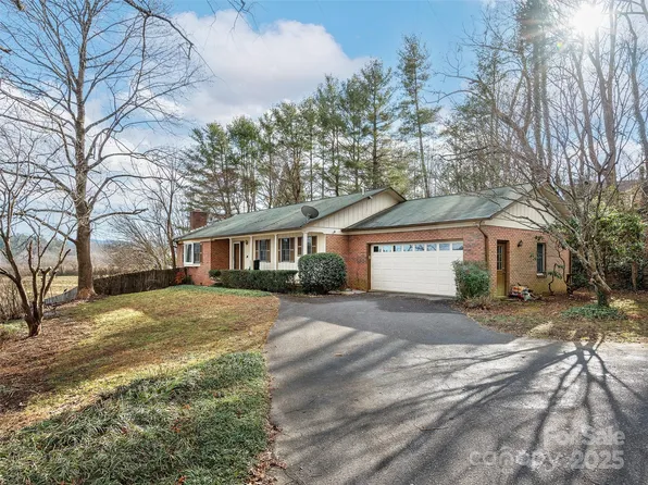 9 Carolewood Dr, Horse Shoe, NC 28742