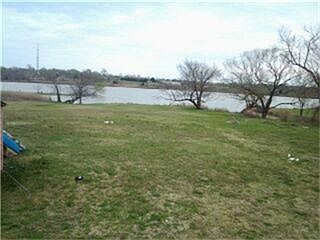 1st image of 323 Lakeside Dr