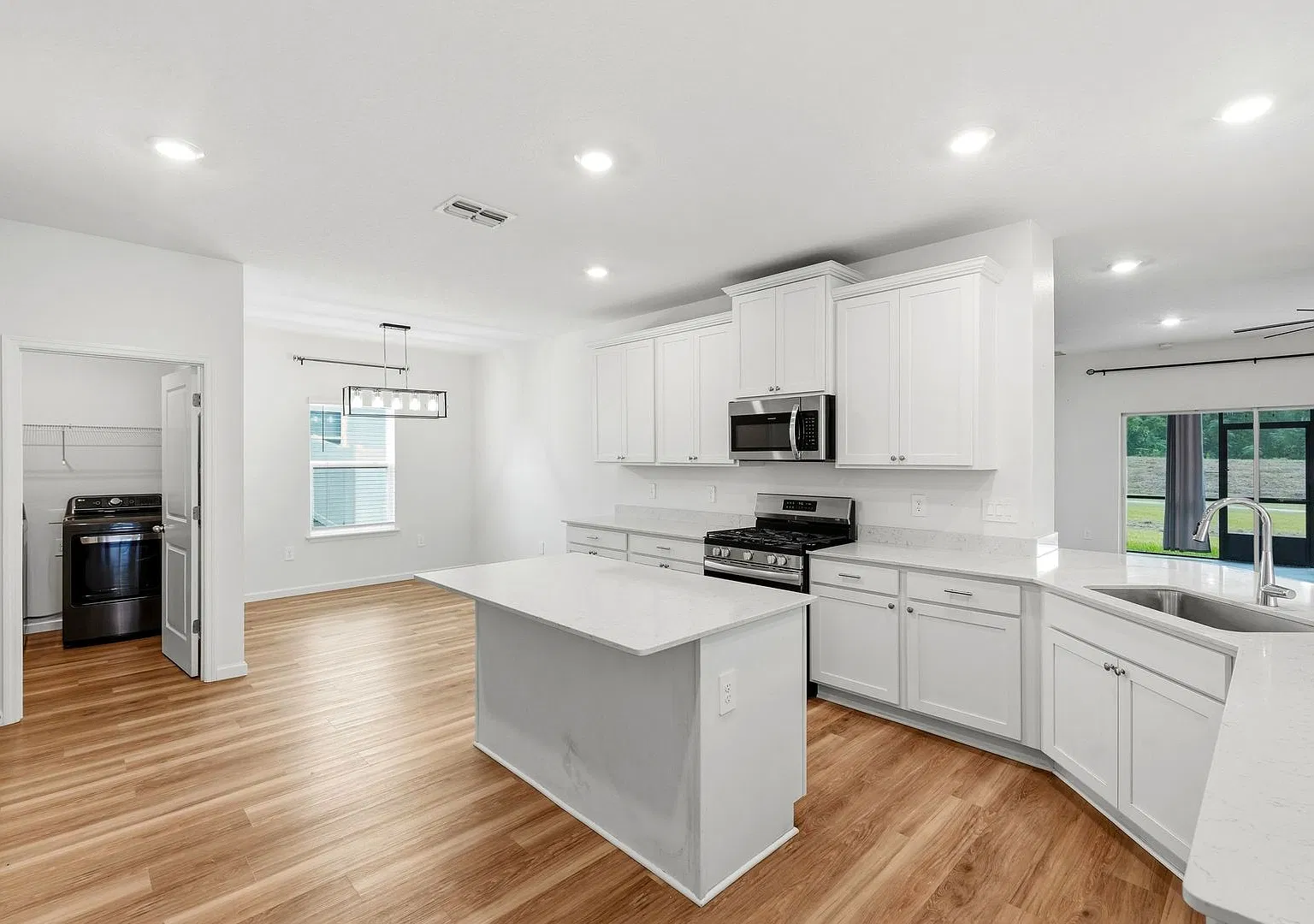 Stunning New Construction Home in Trailhead Landing — Photo 3