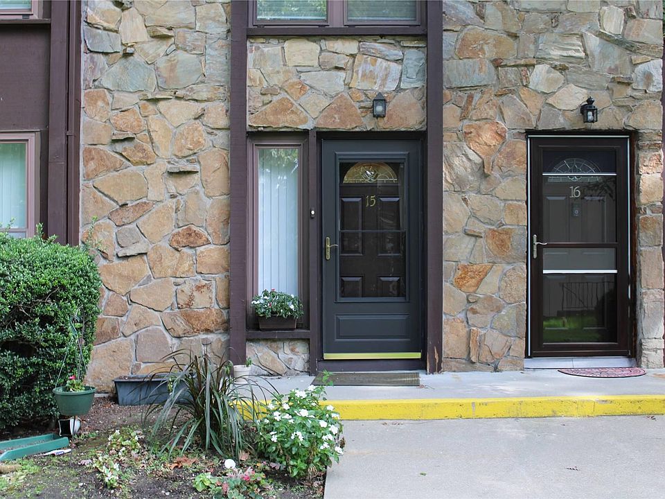 1st image of 15 Oak Ct #15