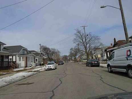2nd image of 2046 Charles St