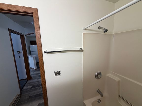 5th image of 920 Courtney Ln #9