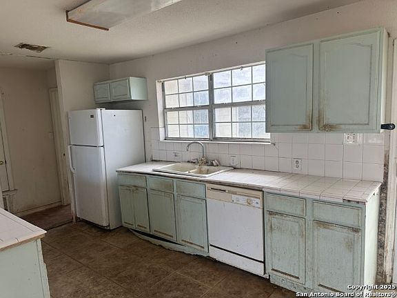 2nd image of 415 Andricks