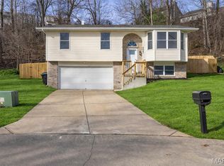 5041 Country Valley Dr, Imperial, MO 63052
